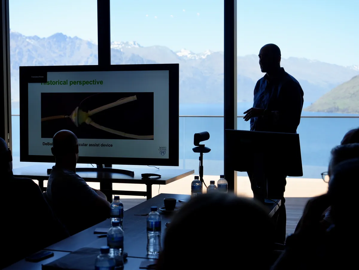 EINZ global training team collaborating